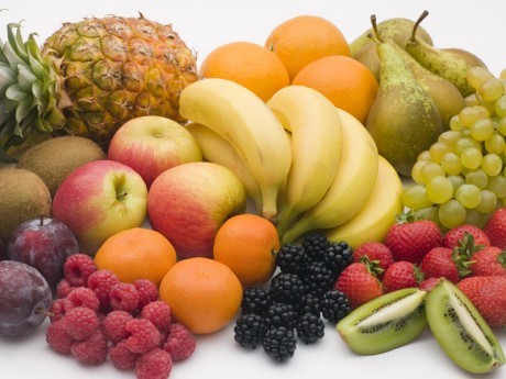 Не стоит пренебрегать фруктами и ягодами, они содержат большое количество витаминов для волос 