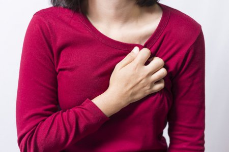 Почему болит грудь в области сердца thumbnail